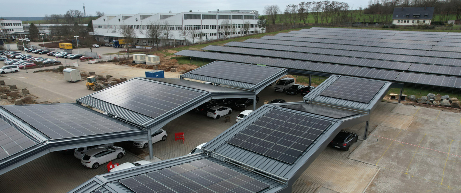 Photovoltaikanlage auf einer Freifläche und auf der Überdachung eines Parkplatzes, Schwan Cosmetics, Heroldsberg bei