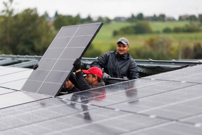 Photovoltaikanlage auf einer Freifläche und auf der Überdachung eines Parkplatzes, Schwan Cosmetics, Heroldsberg bei