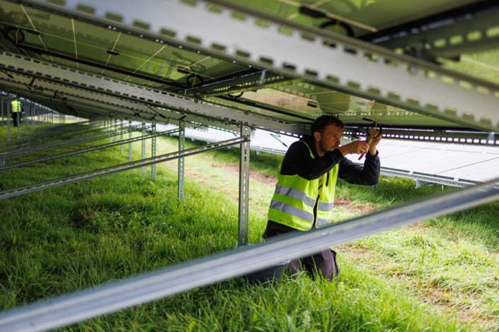 Photovoltaikanlage auf einer Freifläche und auf der Überdachung eines Parkplatzes, Schwan Cosmetics, Heroldsberg bei