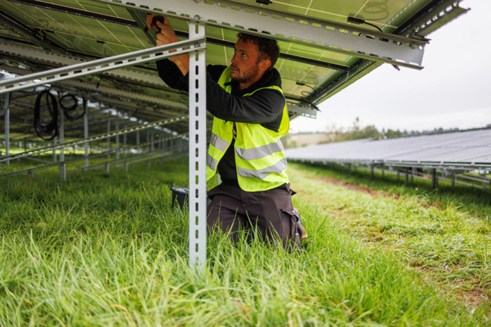 Photovoltaikanlage auf einer Freifläche und auf der Überdachung eines Parkplatzes, Schwan Cosmetics, Heroldsberg bei