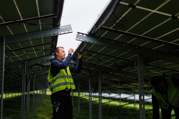 Photovoltaikanlage auf einer Freifläche und auf der Überdachung eines Parkplatzes, Schwan Cosmetics, Heroldsberg bei