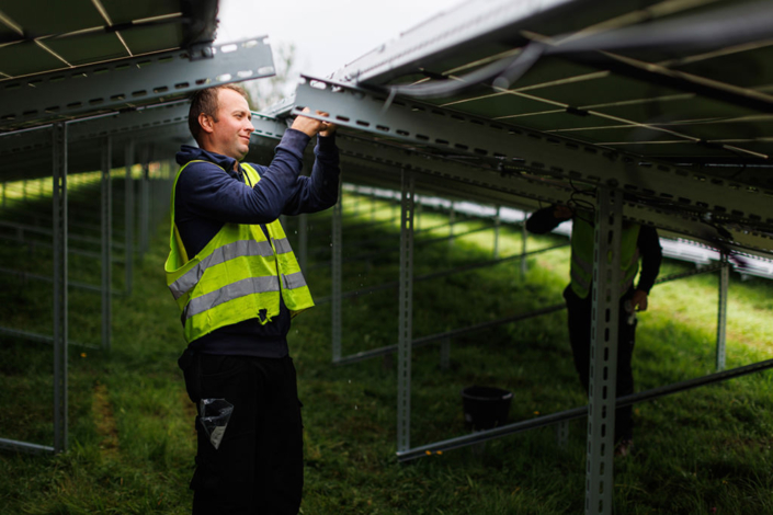 Photovoltaikanlage auf einer Freifläche und auf der Überdachung eines Parkplatzes, Schwan Cosmetics, Heroldsberg bei