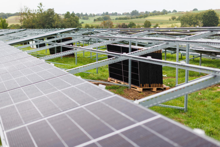 Photovoltaikanlage auf einer Freifläche und auf der Überdachung eines Parkplatzes, Schwan Cosmetics, Heroldsberg bei