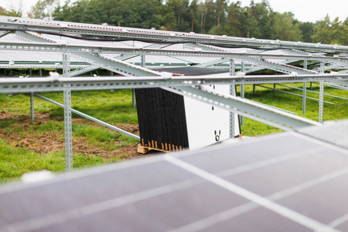 Photovoltaikanlage auf einer Freifläche und auf der Überdachung eines Parkplatzes, Schwan Cosmetics, Heroldsberg bei