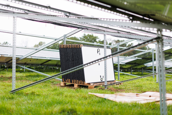 Photovoltaikanlage auf einer Freifläche und auf der Überdachung eines Parkplatzes, Schwan Cosmetics, Heroldsberg bei