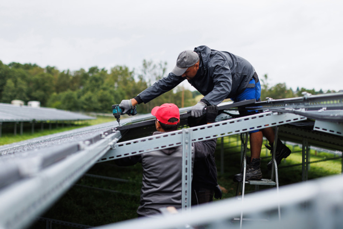 Photovoltaikanlage auf einer Freifläche und auf der Überdachung eines Parkplatzes, Schwan Cosmetics, Heroldsberg bei