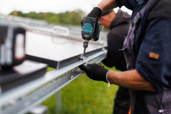 Photovoltaikanlage auf einer Freifläche und auf der Überdachung eines Parkplatzes, Schwan Cosmetics, Heroldsberg bei