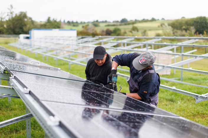 Photovoltaikanlage auf einer Freifläche und auf der Überdachung eines Parkplatzes, Schwan Cosmetics, Heroldsberg bei