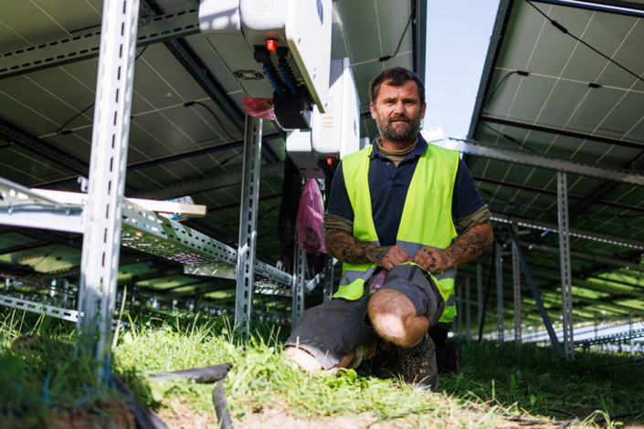 Photovoltaikanlage auf einer Freifläche und auf der Überdachung eines Parkplatzes, Schwan Cosmetics, Heroldsberg bei