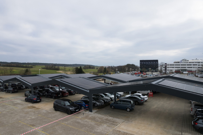 Photovoltaikanlage auf einer Freifläche und auf der Überdachung eines Parkplatzes, Schwan Cosmetics, Heroldsberg bei