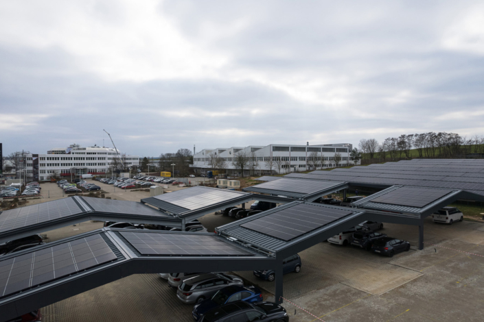 Photovoltaikanlage auf einer Freifläche und auf der Überdachung eines Parkplatzes, Schwan Cosmetics, Heroldsberg bei