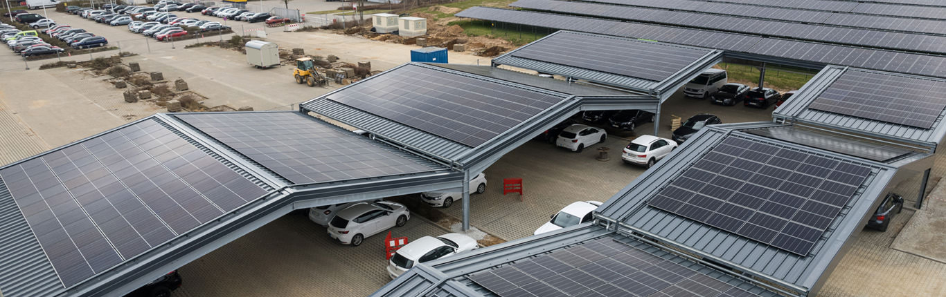 Photovoltaikanlage auf einer Freifläche und auf der Überdachung eines Parkplatzes, Schwan Cosmetics, Heroldsberg bei