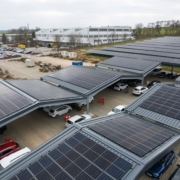 Photovoltaikanlage auf einer Freifläche und auf der Überdachung eines Parkplatzes, Schwan Cosmetics, Heroldsberg bei