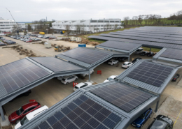 Photovoltaikanlage auf einer Freifläche und auf der Überdachung eines Parkplatzes, Schwan Cosmetics, Heroldsberg bei
