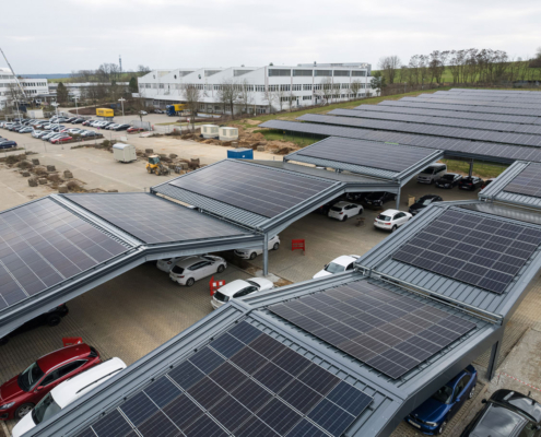 Photovoltaikanlage auf einer Freifläche und auf der Überdachung eines Parkplatzes, Schwan Cosmetics, Heroldsberg bei