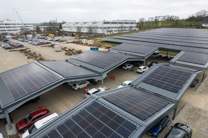 Photovoltaikanlage auf einer Freifläche und auf der Überdachung eines Parkplatzes, Schwan Cosmetics, Heroldsberg bei