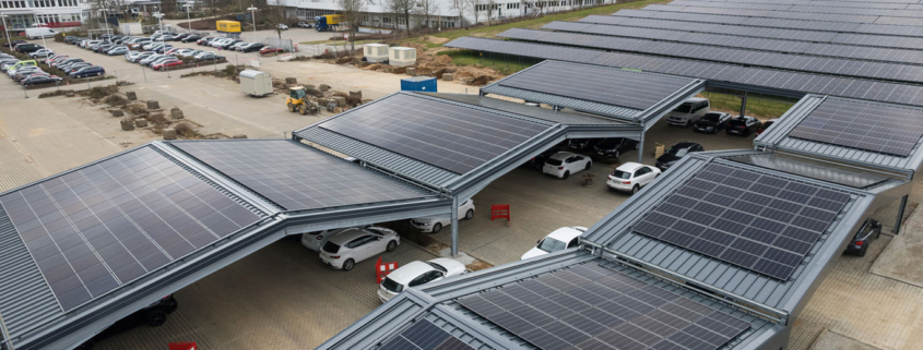 Photovoltaikanlage auf einer Freifläche und auf der Überdachung eines Parkplatzes, Schwan Cosmetics, Heroldsberg bei