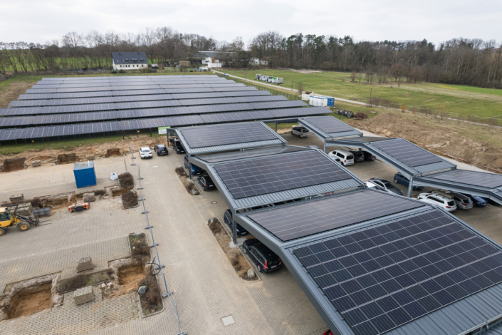 Photovoltaikanlage auf einer Freifläche und auf der Überdachung eines Parkplatzes, Schwan Cosmetics, Heroldsberg bei