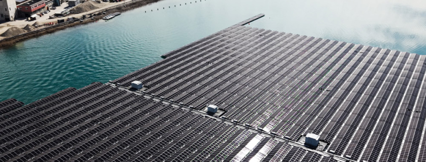 Floating-PV, schwimmende Photovoltaik auf dem Waldmattesee, in Lahr, im Schwarzwald