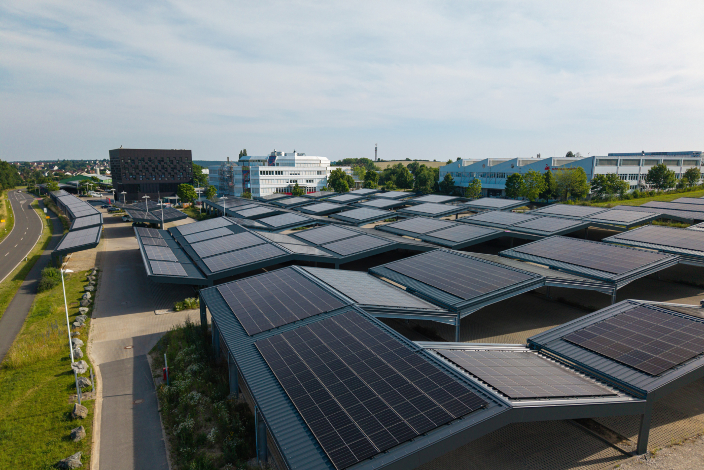 Photovoltaik-Parkplatzüberdachung bei Schwan Cosmetics in Heroldsberg bei Nürnberg
